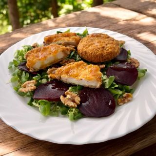 Neznáme nikoho, kdo by nemiloval smažený sýr. 🧀 Ten moment, kdy se zakousnete do křupavé krusty a uvnitř se rozteče horký...